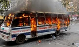 Một chiếc xe buýt bị tấn công bằng bom xăng tại Bangladesh hồi tháng trước. Ảnh: Dailymail