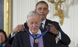 Tổng thống Obama trao tặng Huân chương tự do cho ông Ben Bradlee năm 2013