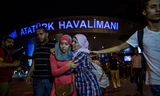 Các hành khách an ủi nhau rời sân bay Ataturk. 