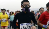 Trung Quốc ô nhiễm không khí nặng, VĐV marathon phải đeo mặt nạ