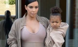 Ảnh chụp Kim Kardashian và con gái hôm 16/9 tại New York, Mỹ