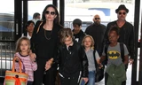 Gia đình Angelina Jolie và Brad Pitt. 