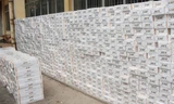 Số thuốc lá không có giấy tờ chứng từ được đưa về kho chi cục phục vụ công tác điều tra. Ảnh CTV