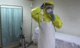 Nhân viên y tế chăm sóc người nhiễm Ebola. 