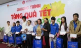 Tặng quà tết cho học sinh, sinh viên hoàn cảnh khó khăn