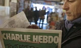Một độc giả đang đọc Charlie Hebdo (Ảnh; BBC)