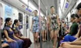 Nữ sinh diễn catwalk trên tàu điện ngầm gây xôn xao