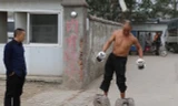 Dị nhân dùng 'giày đá' 70kg để luyện công mỗi ngày