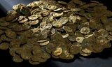 Những đồng tiền xu trong kho báu được phát hiện.