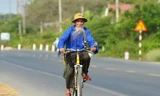 Ông già 76 tuổi đội mũ tai bèo đạp xe xuyên Việt 