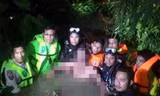 Thi thể nạn nhân được đưa lên bờ. Ảnh: Bangkokpost