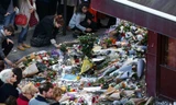 Mọi người đặt hoa tưởng niệm các nạn nhân tại Paris. Ảnh: NYDailyNews