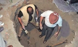 Cảnh sát phát hiện hố chôn ngay trong phòng người phụ nữ 