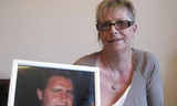 Cô Pascale bên di ảnh chồng