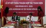 Ông Nguyễn Tuấn Anh – Phó TGĐ Agribank (phải) và ông Ngô Sỹ Quang – TGĐ tập đoàn SKV đại diện hai đơn vị ký kết thỏa thuận hợp tác toàn diện.