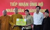 Hòa thượng Thích Thanh Nhiễu trao ủng hộ tỉnh Quảng Ninh số tiền 500 triệu đồng (ảnh: Xuân Tùng)