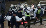 Thi thể một nạn nhân được đưa ra khỏi hiện trường. Ảnh: Yahoo News