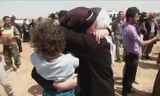 Một gia đình Yazidi được đoàn tụ sau khi bị IS giam giữ. Ảnh: CNN