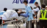 Sản phụ sinh con ngay trên máy bay được chuyển vào bệnh viện. Ảnh: Japan Times