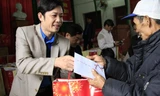 Tặng quà Tết cho người nghèo huyện Hà Trung