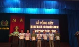 PV Minh Thùy (thứ hai từ trái sang) tại lễ trao giải cuộc thi của ngành Công an Hà Tĩnh. 