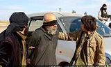 Chiến binh IS áp giải nạn nhân. Ảnh: Dailymail