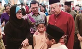 Thủ tướng Malaysia Najib Razak động viên thân nhân hành khách (Ảnh: New Straist Times)