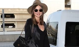 Miranda Kerr khoe chân dài miên man ở sân bay