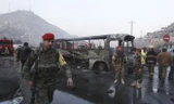 Hiện trường một vụ tấn công liều chết nhằm vào xe buýt tại thủ đô Kabul trước đó. 