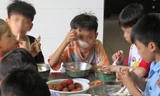 Một bữa ăn của trẻ em tại Trung tâm Nuôi dưỡng và bảo trợ Trẻ em Linh Xuân.