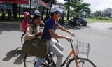 Tiếp sức mùa thi: Tranh nhau chở thí sinh bằng xe đạp 