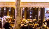 Người chết và bị thương nằm trên vỉa hè bên ngoài quán cà phê Bonne Biere ở Paris sau một loạt các cuộc tấn công vào thứ Sáu. Ảnh: Dailymail