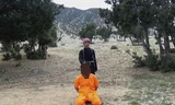 Ghê rợn chiến binh nhí IS xử bắn ‘gián điệp’ Taliban