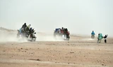 Những người di cư trên những chiếc xe tải ở Niger trên hành trình tới châu Âu. Ảnh: AFP