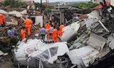 Đội cứu hộ làm việc tại hiện trường vụ tai nạn. 