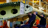 Các công nhân làm việc trong xưởng chế tạo của Airbus. Ảnh: Bloomberg