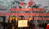 Phó Thủ tướng Nguyễn Xuân Phúc trao bằng công nhận quốc gia đặc biệt Khu di tích đền Bà Triệu, xã Triệu Lộc, huyện Hậu Lộc, Thanh Hóa. Ảnh: Phạm Nhài