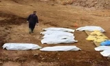 Thi thể nạn nhân trong hố chôn tập thể do IS hành quyết. Ảnh: Mirror