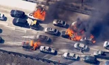 Hãi hùng cảnh cao tốc bốc cháy, hàng chục xe bị thiêu rụi