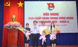 Bí thư thứ nhất T.Ư Đoàn Lê Quốc Phong tặng hoa chúc mừng 3 đồng chí được bầu bổ sung vào Ban Thường vụ T.Ư Đoàn khóa X