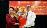 Chủ tịch Quốc hội Nguyễn Thị Kim Ngân trao quyết định cho đồng chí Nguyễn Thiện Nhân. 