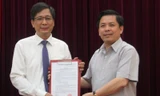Bộ trưởng Nguyễn Văn Thể trao quyết định cho ông Đinh Mạnh Đức