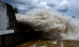 Thuỷ điện Hoà Bình xả lũ