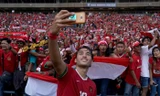 Ezra Walian ăn mừng cùng các cổ động viên Indonesia