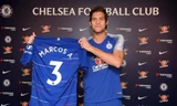 Marcos Alonso rạng rỡ trong lễ ký hợp đồng mới với Chelsea
