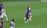 Hình ảnh cho thấy Messi đã dùng tay đấm Fabinho