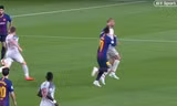 Hình ảnh cho thấy Messi đã dùng tay đấm Fabinho