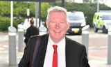 Sir Alex Ferguson rạng rỡ cùng M.U bay đến Barcelona
