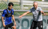 HLV Bert van Marwijk gây tranh cãi ở UAE.