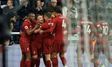 Các cầu thủ Liverpool ăn mừng bàn quyết định.